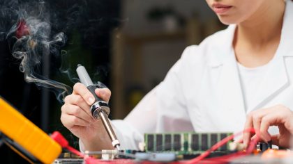 Krisis pasokan DRAM dan NAND akibat lonjakan kebutuhan AI memicu spekulasi penggunaan chip rekondisi pada smartphone baru. Simak fakta dan analisis industrinya.
