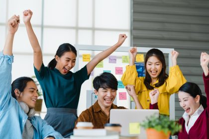 Evaluasi pertengahan tahun 2026 penting untuk menjaga target keuangan tetap on track. Cek cash flow, dana darurat, dan strategi agar financial goals aman Anda tetap on track brainstorming, kreativitas, inovasi, ide kreatif, teknik berpikir, problem solving, berpikir lateral, pengembangan ide, kerja tim, produktivitas, manajemen ide, strategi kreatif